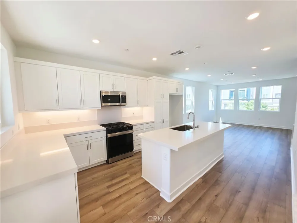 27457 Novella Valencia, CA 91318