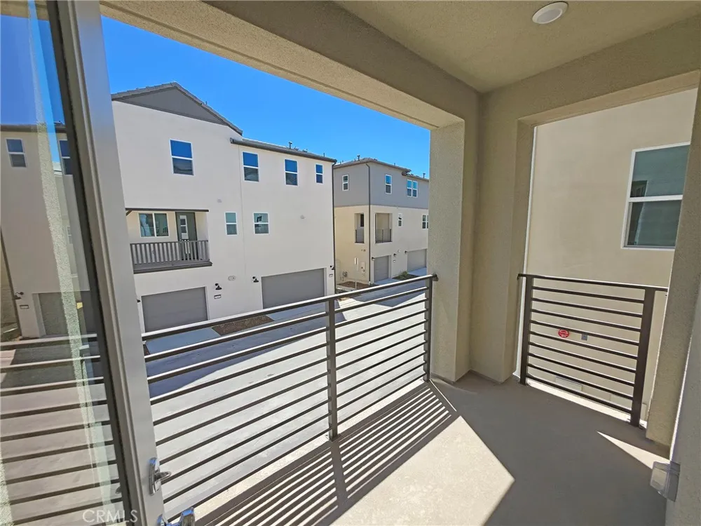 27457 Novella Valencia, CA 91318