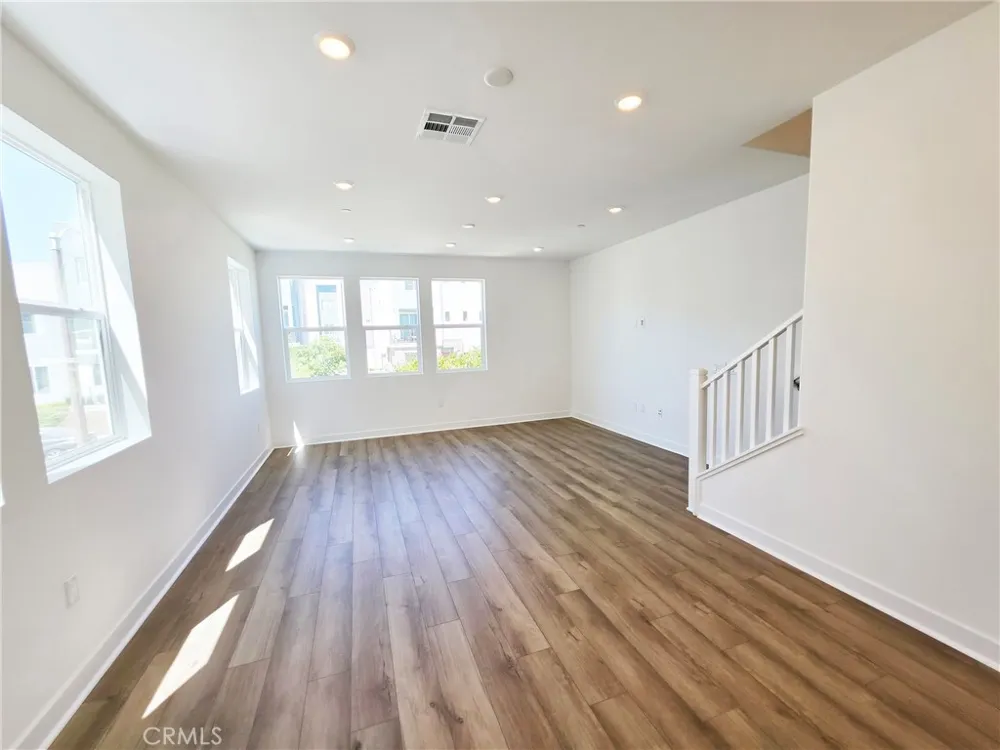 27457 Novella Valencia, CA 91318