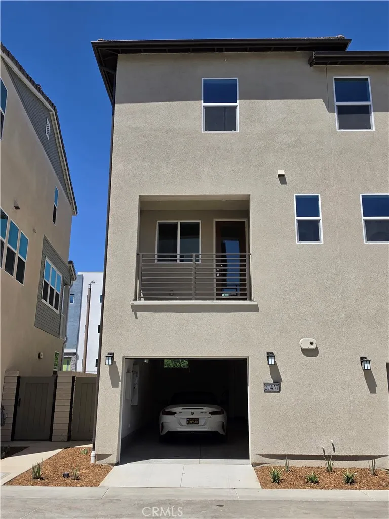 27457 Novella Valencia, CA 91318