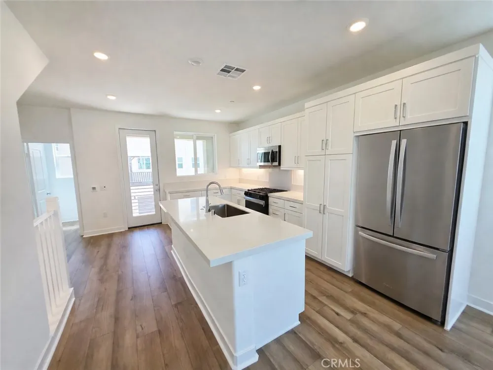 27457 Novella Valencia, CA 91318
