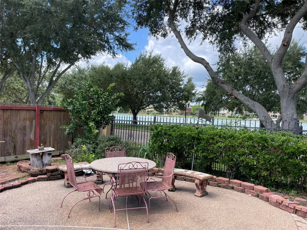 1951 Lake Winds Drive Missouri City, TX 77459