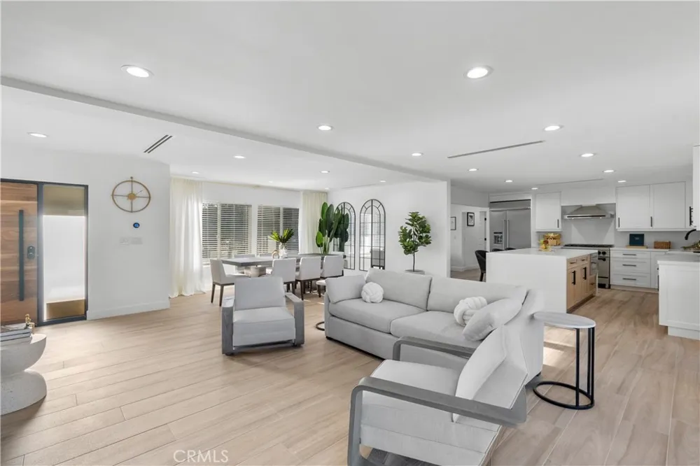 19538 Redwing Los Angeles, CA 91356