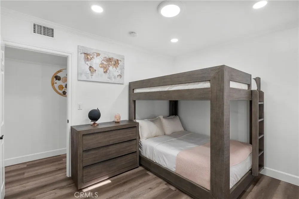 19538 Redwing Los Angeles, CA 91356