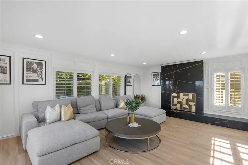 19538 Redwing Los Angeles, CA 91356