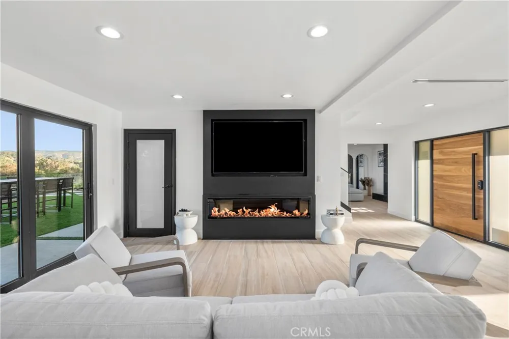 19538 Redwing Los Angeles, CA 91356