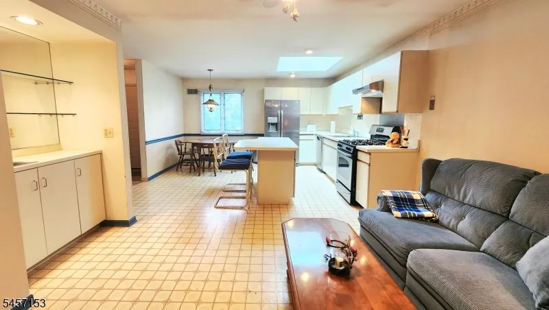 51 Peach Hill Ct Ramsey, NJ 07446