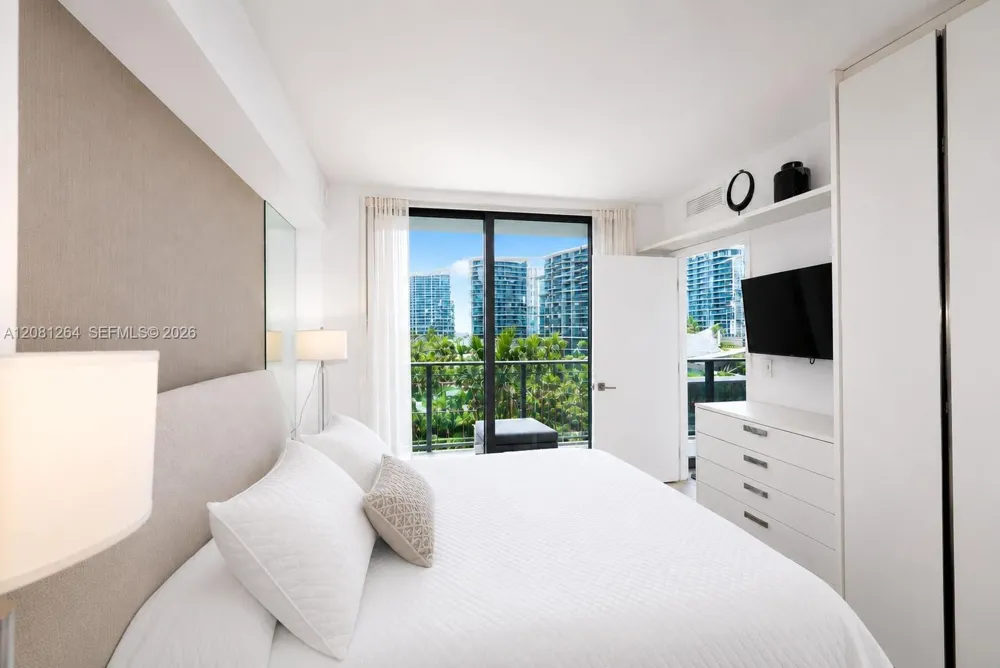 55 SW 9th St #1001 Miami, FL 33130