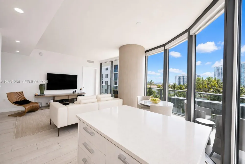 55 SW 9th St #1001 Miami, FL 33130