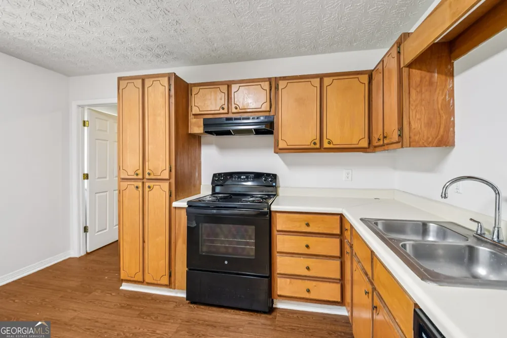 103 N Circle DR Ellenwood, GA 30294