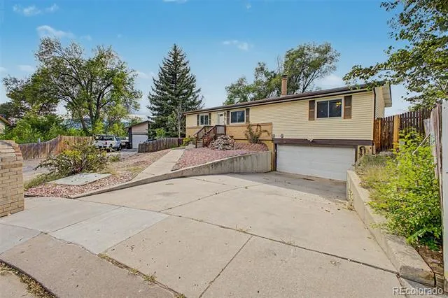4323 Eastcrest Circle Colorado Springs, CO 80916