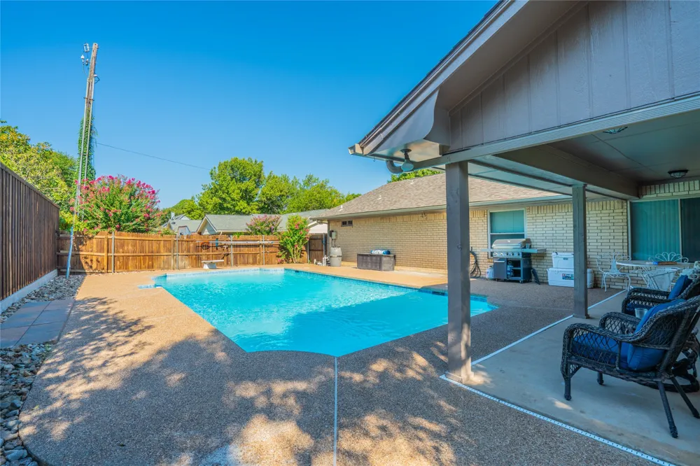 1804 Lincolnshire Drive Bedford, TX 76021