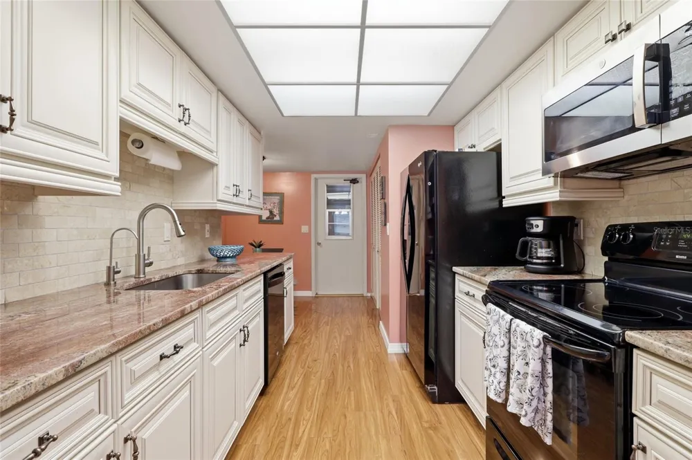 3191 GLEN ELYN BOULEVARD #4 Sarasota, FL 34237