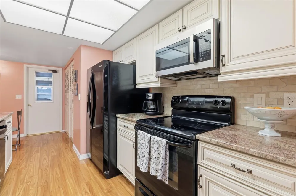 3191 GLEN ELYN BOULEVARD #4 Sarasota, FL 34237