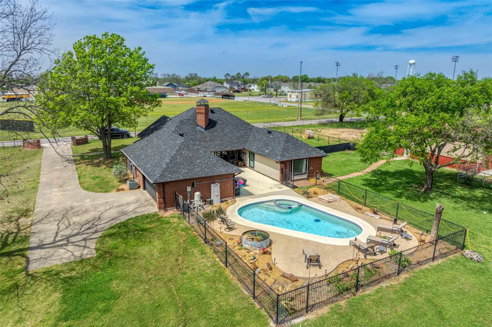 501 Van Zandt Street Tioga, TX 76271