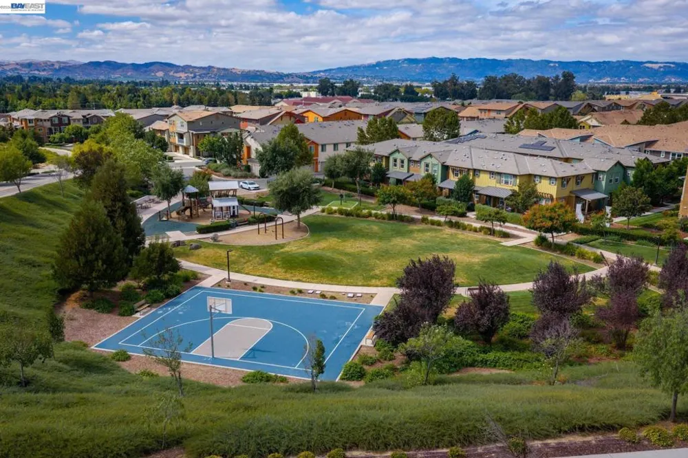 389 Basswood Cmn #11 Livermore, CA 94551