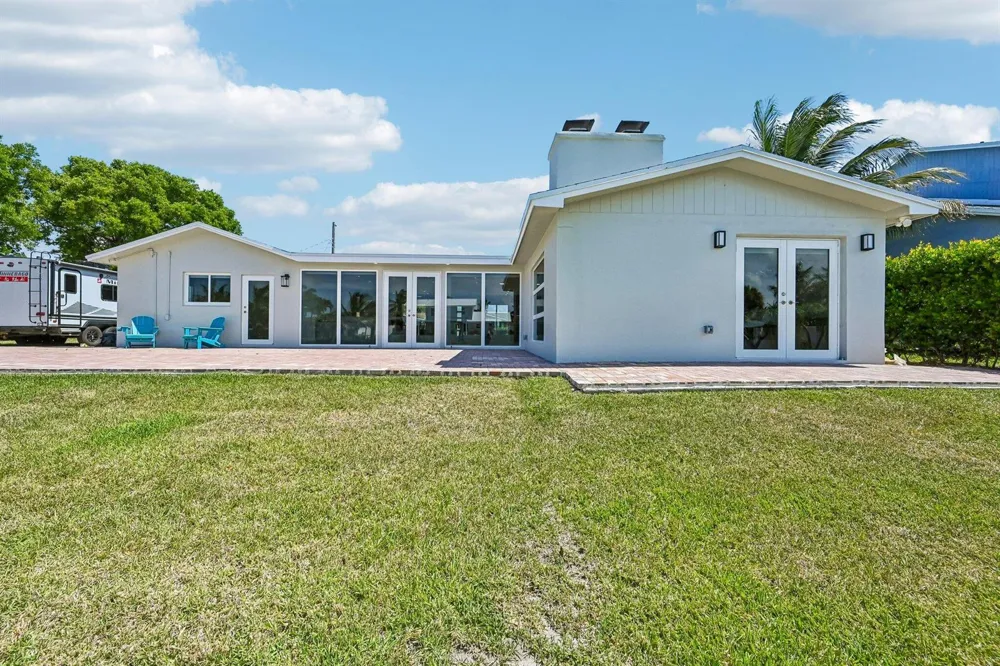 1051 SW 25th Avenue Boynton Beach, FL 33426