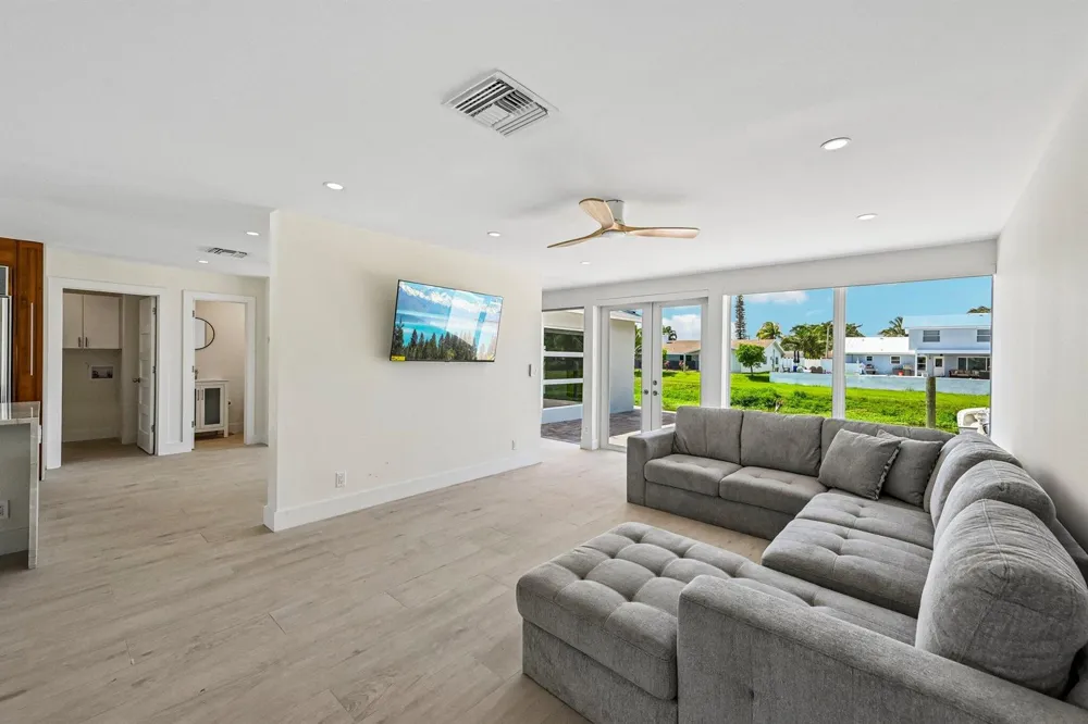 1051 SW 25th Avenue Boynton Beach, FL 33426