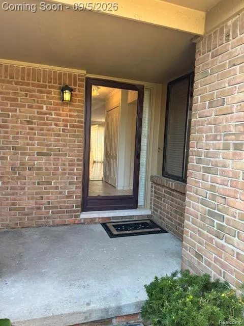 572 Tennyson Rochester Hills City, MI 48307