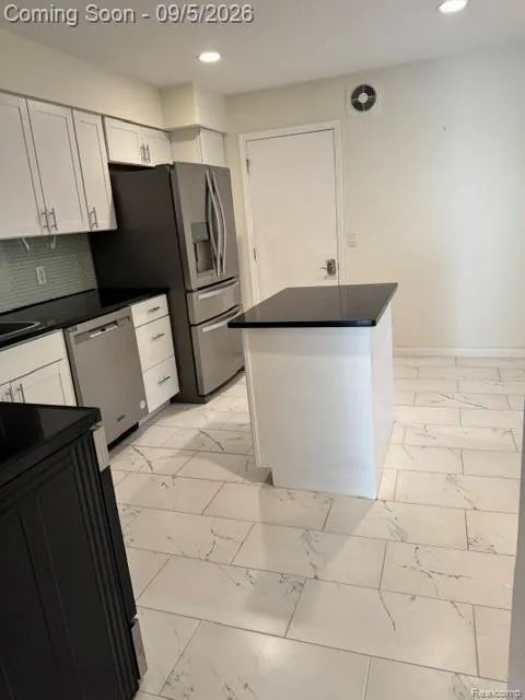 572 Tennyson Rochester Hills City, MI 48307