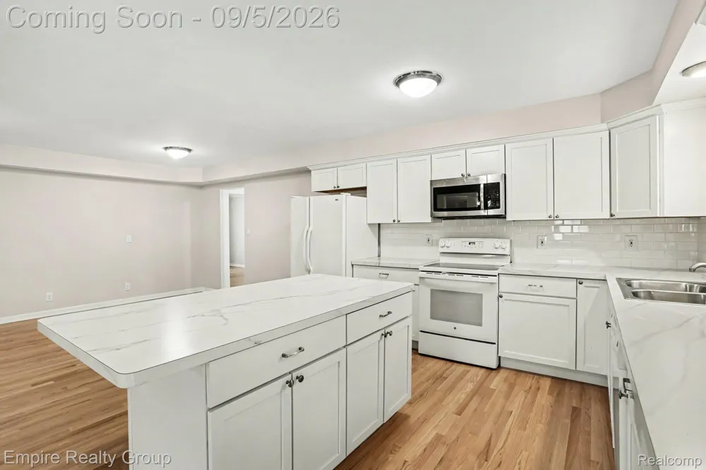 1373 Stonetree Drive Troy City, MI 48083