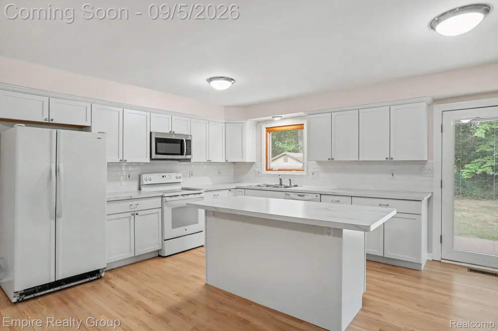 1373 Stonetree Drive Troy City, MI 48083