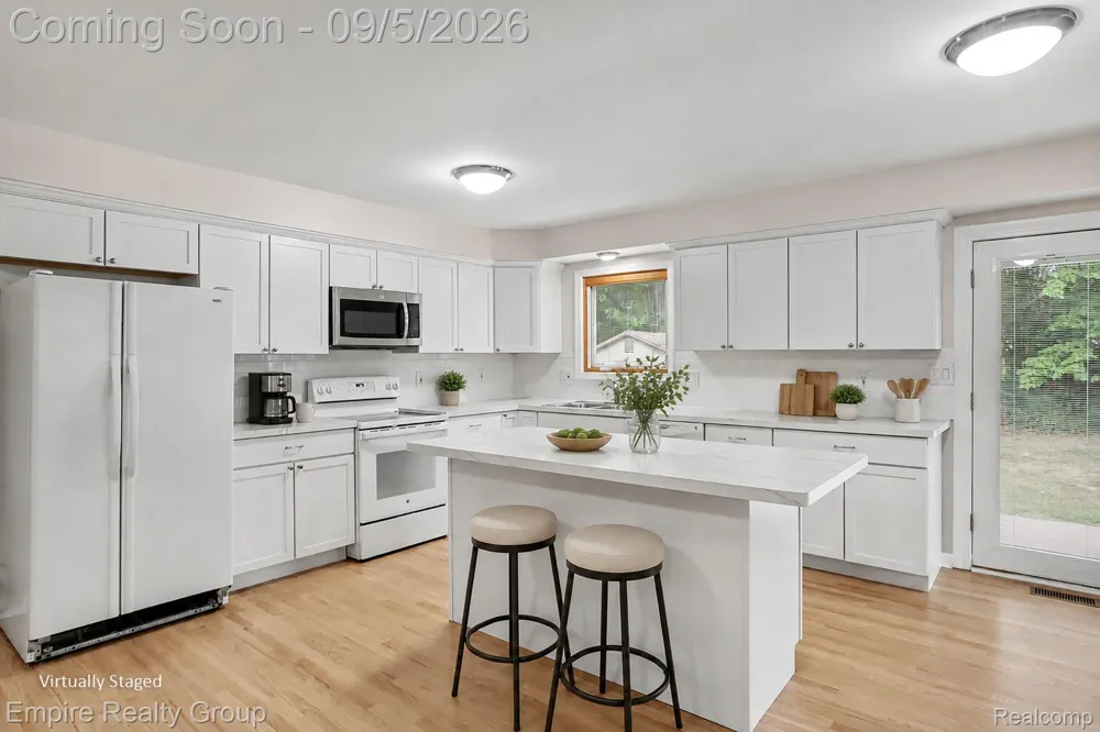 1373 Stonetree Drive Troy City, MI 48083