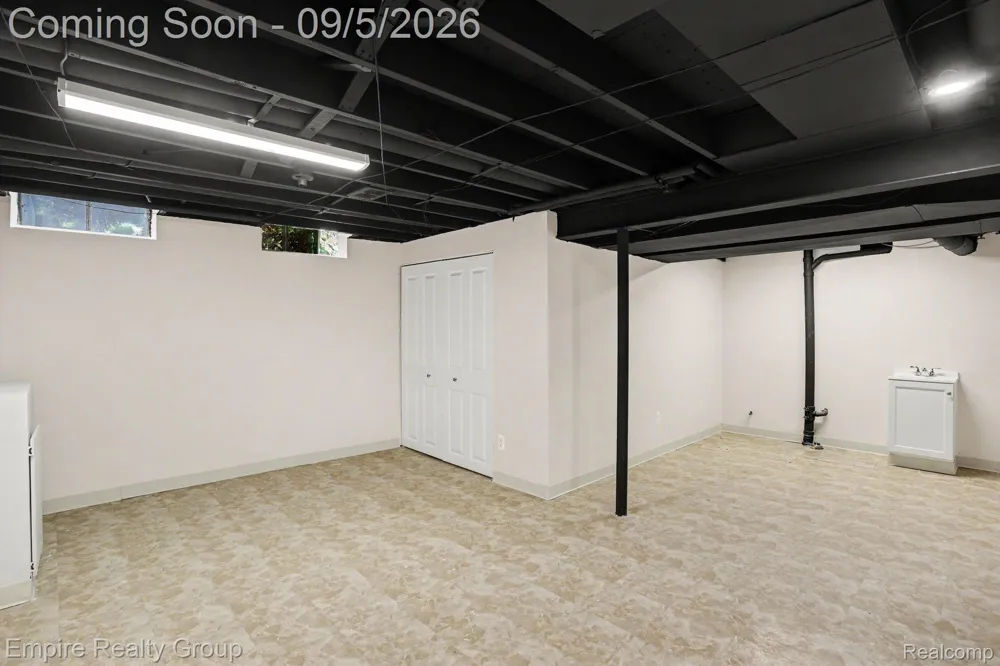 1373 Stonetree Drive Troy City, MI 48083