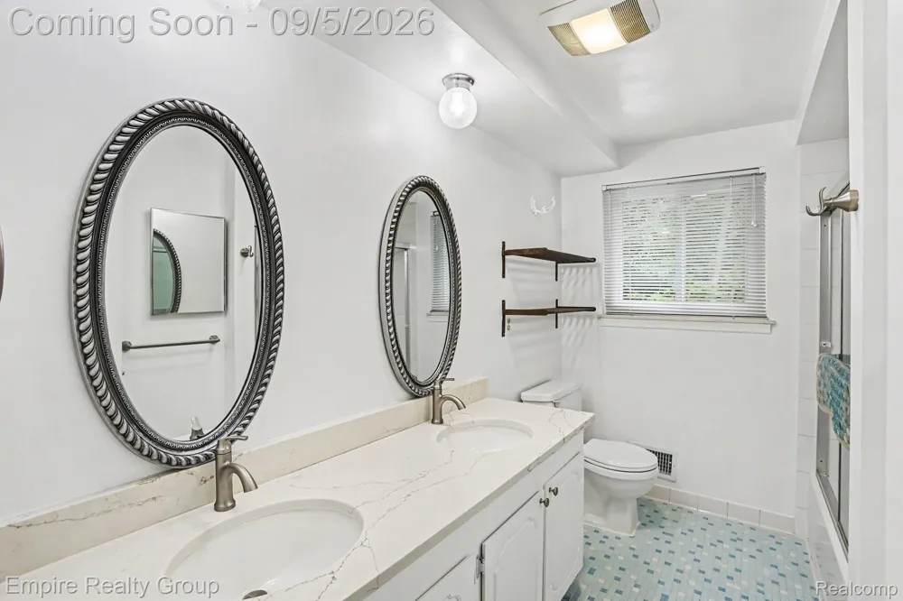 1373 Stonetree Drive Troy City, MI 48083