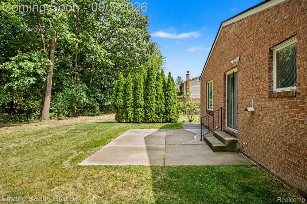 1373 Stonetree Drive Troy City, MI 48083
