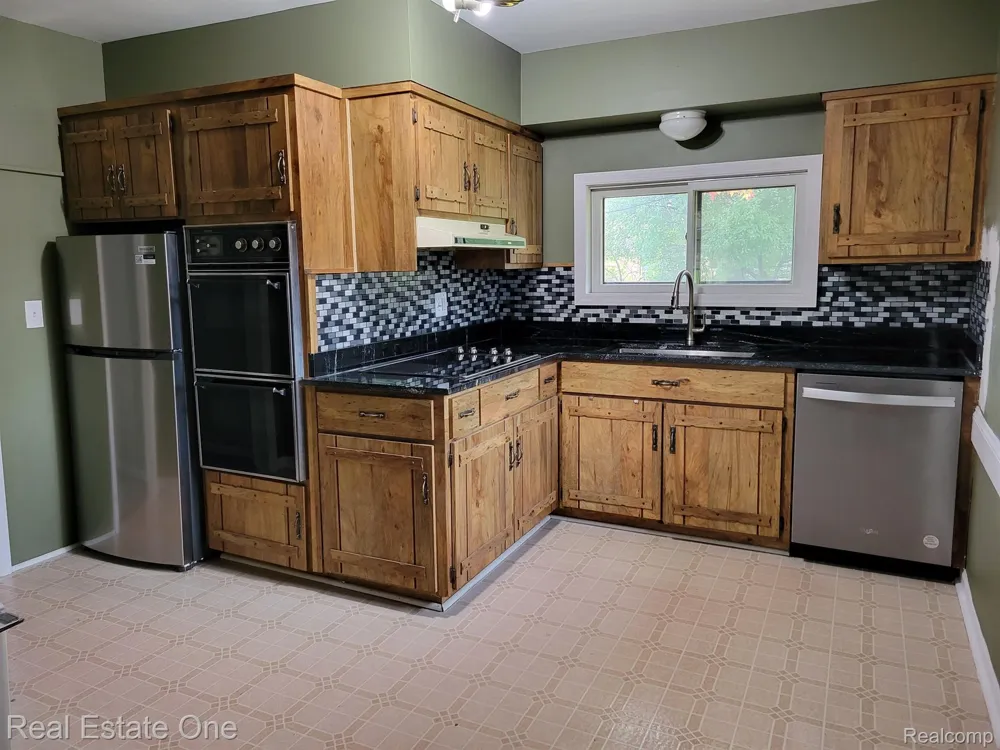 181 Crestfield Drive Troy City, MI 48085