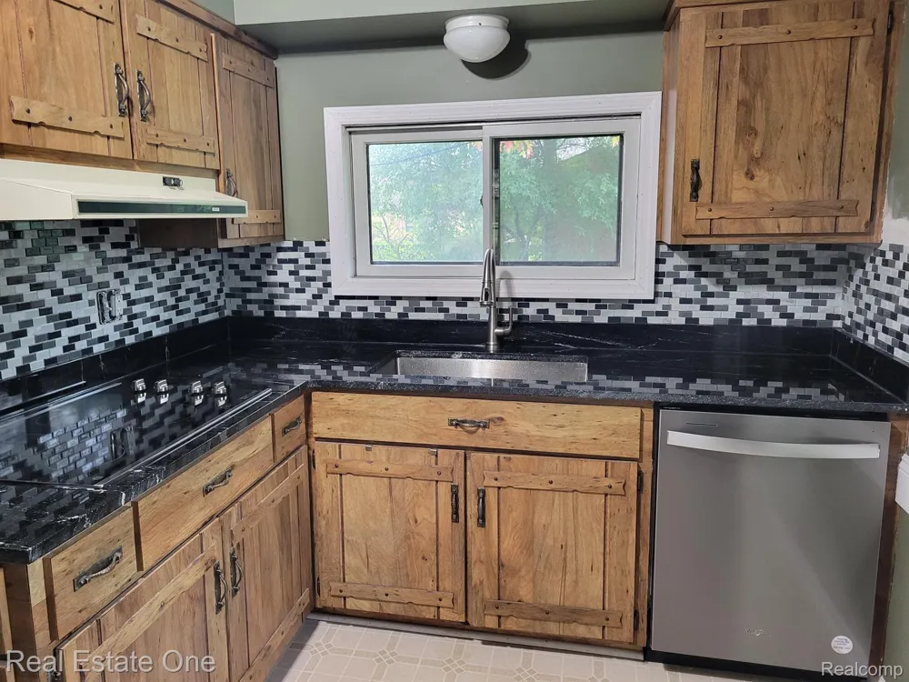 181 Crestfield Drive Troy City, MI 48085