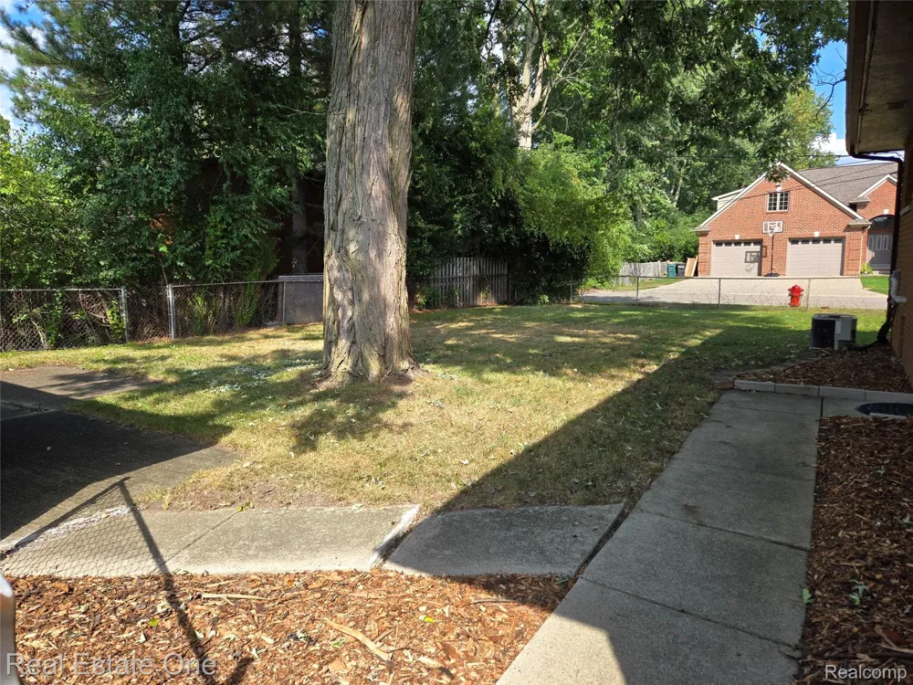 181 Crestfield Drive Troy City, MI 48085