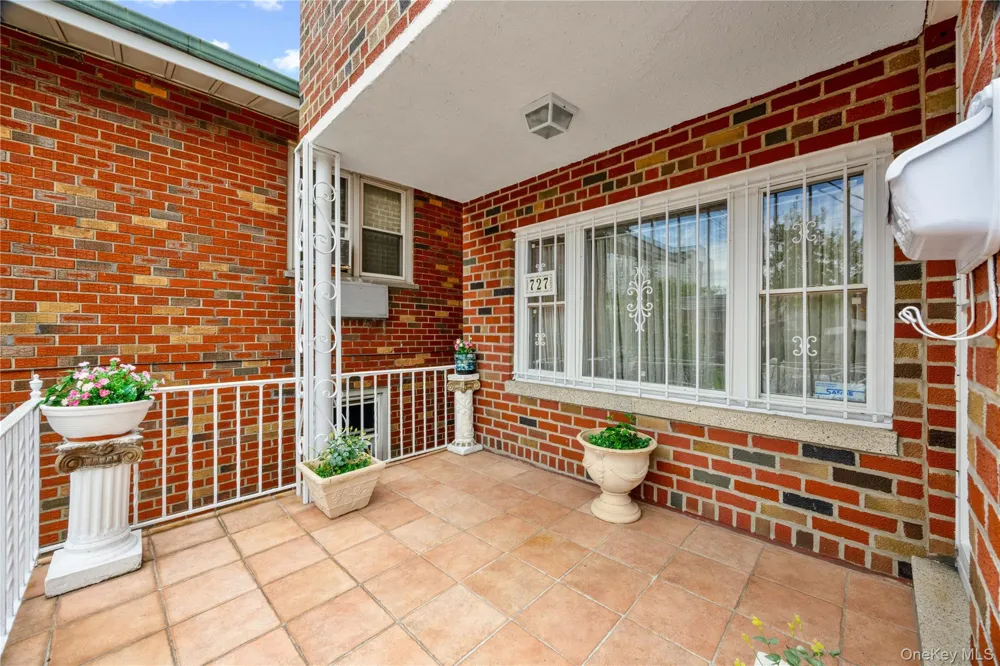 727 Hollywood Avenue Bronx, NY 10465