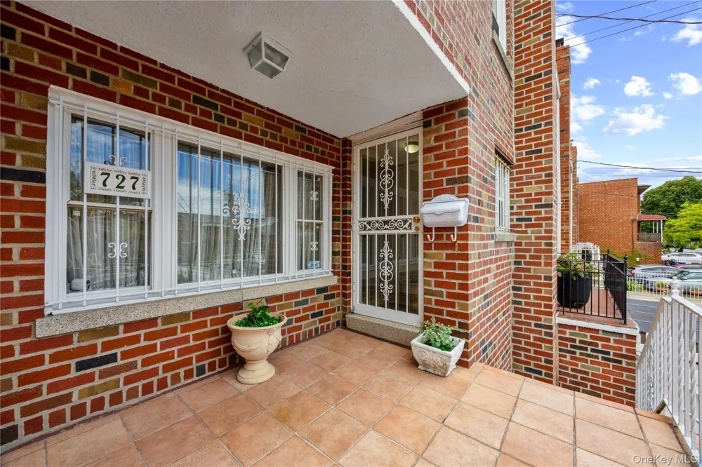 727 Hollywood Avenue Bronx, NY 10465