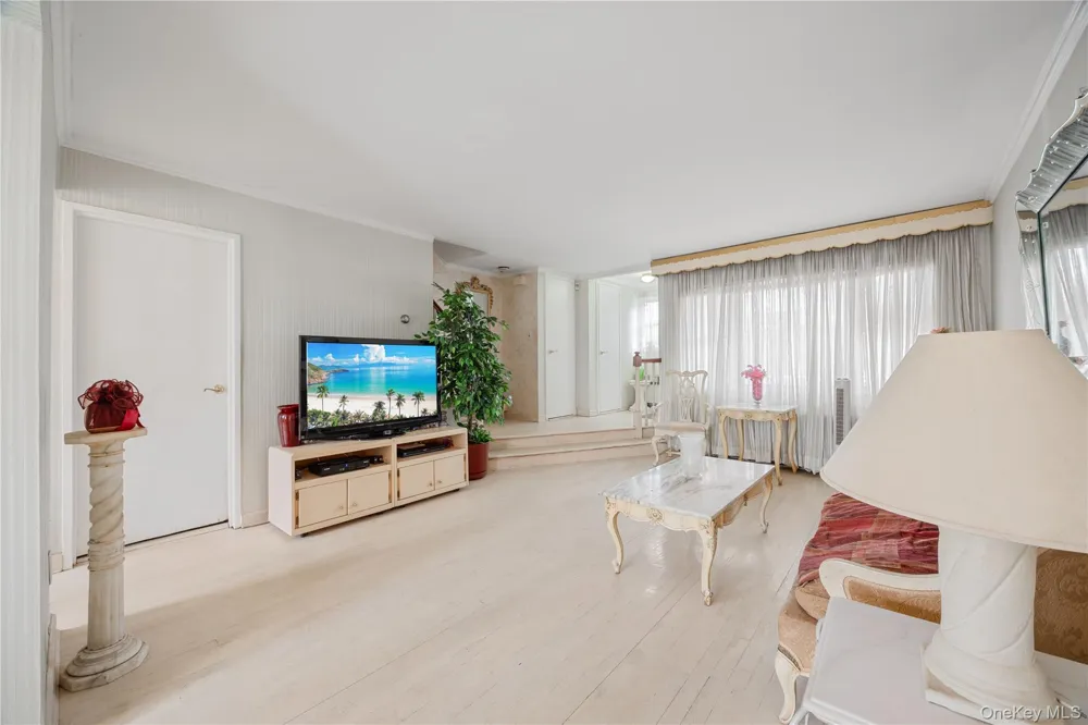 727 Hollywood Avenue Bronx, NY 10465