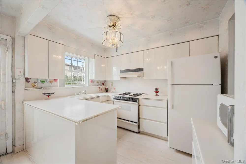 727 Hollywood Avenue Bronx, NY 10465