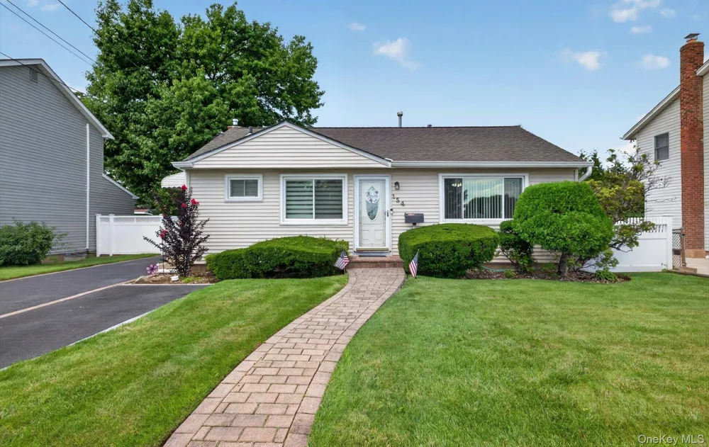 154 Park Lane Massapequa, NY 11758