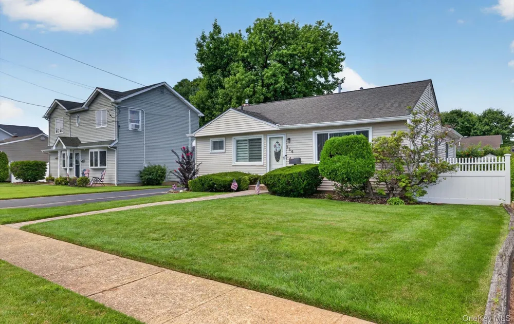 154 Park Lane Massapequa, NY 11758
