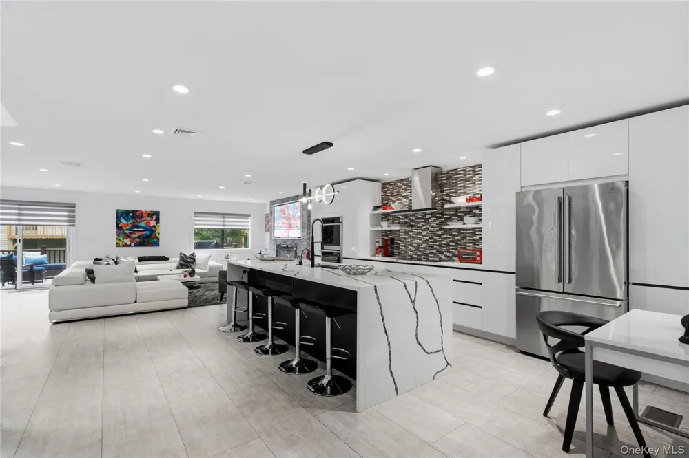 10 Pheasant Lane Woodbury, NY 11797