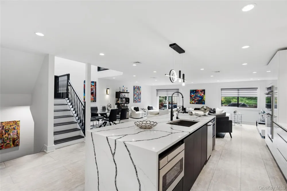 10 Pheasant Lane Woodbury, NY 11797