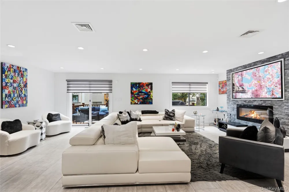 10 Pheasant Lane Woodbury, NY 11797