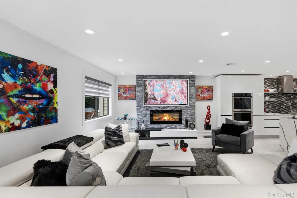 10 Pheasant Lane Woodbury, NY 11797