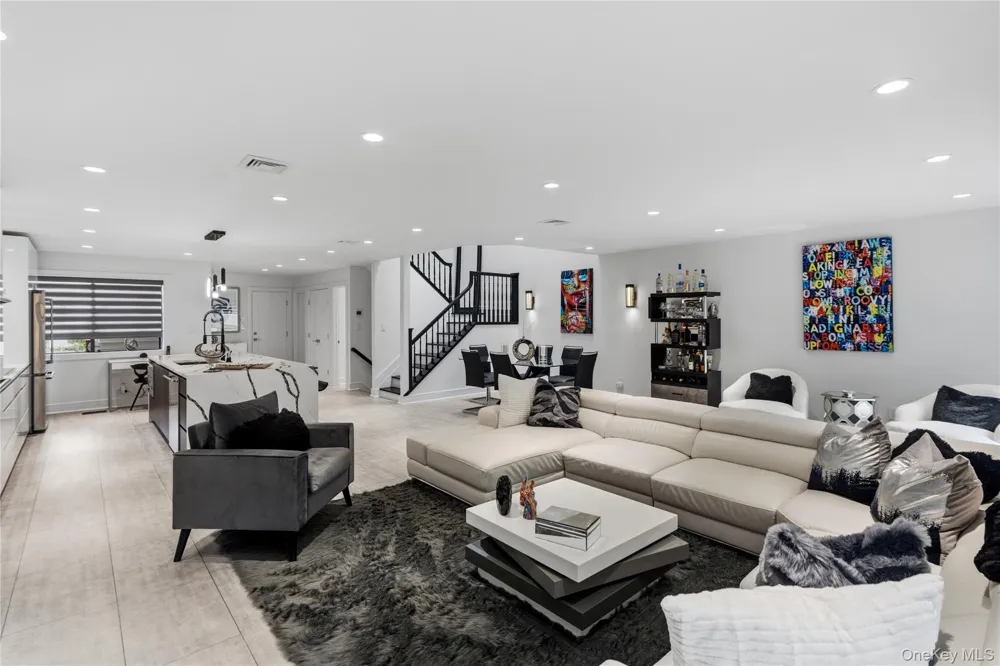 10 Pheasant Lane Woodbury, NY 11797