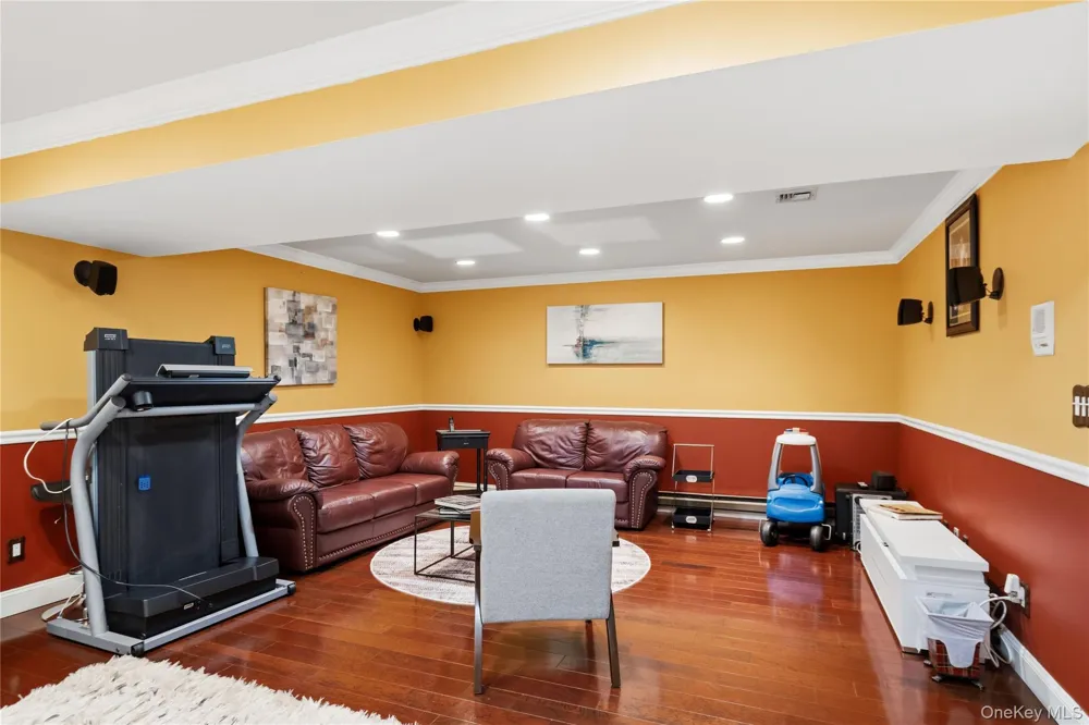 10 Pheasant Lane Woodbury, NY 11797