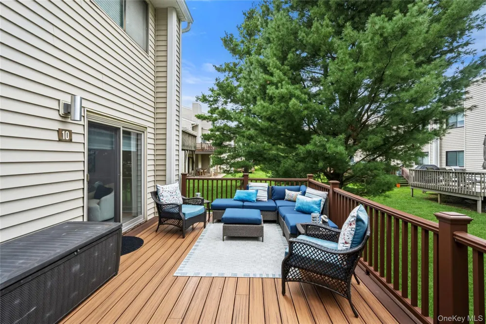 10 Pheasant Lane Woodbury, NY 11797