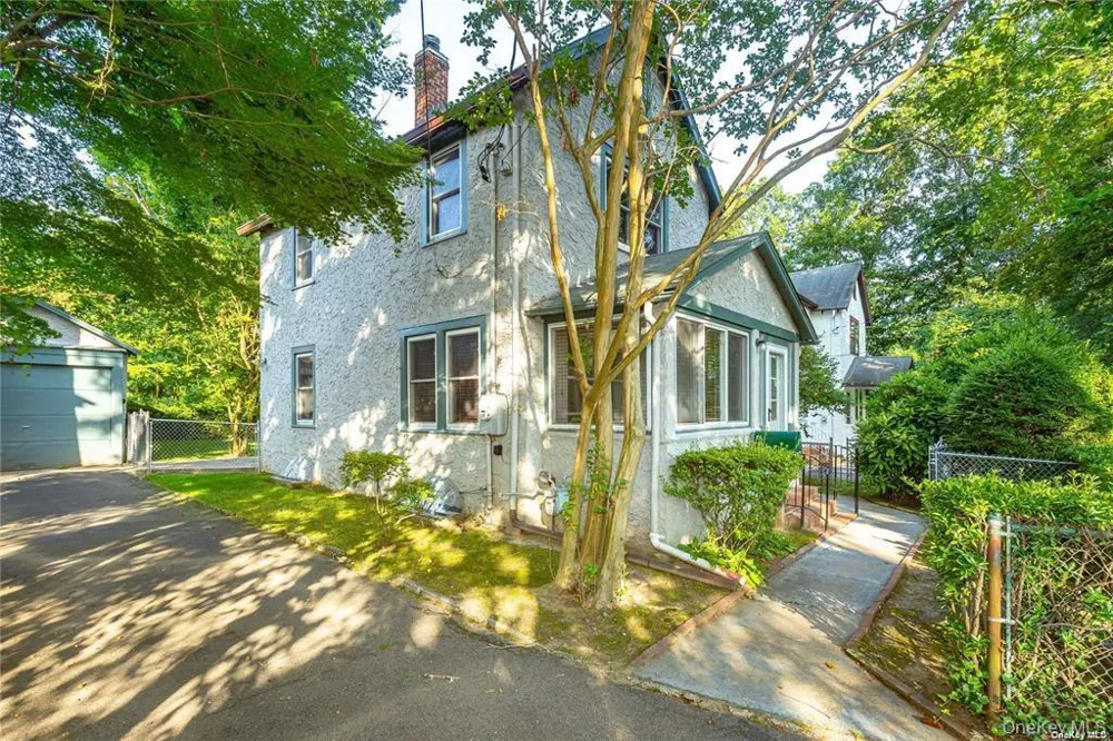 11 Potters Court Great Neck, NY 11024