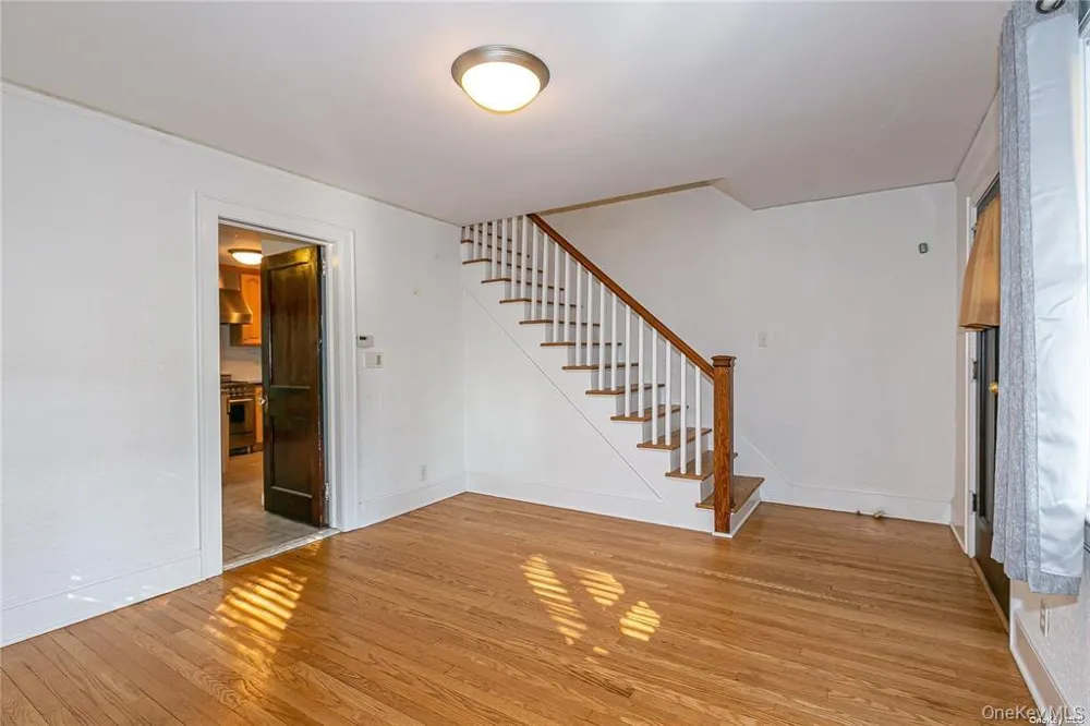11 Potters Court Great Neck, NY 11024