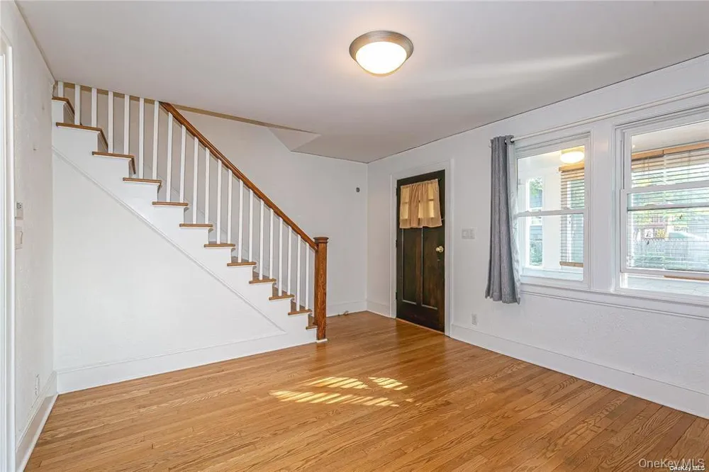 11 Potters Court Great Neck, NY 11024