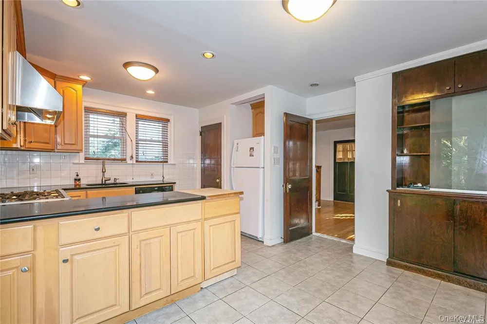 11 Potters Court Great Neck, NY 11024